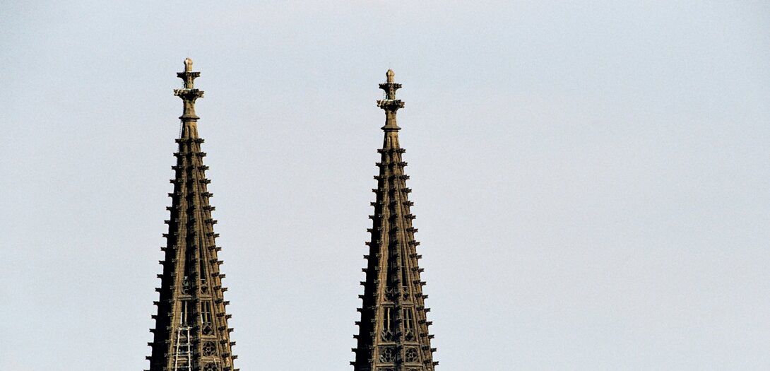 Der Kölner Dom mit seinen Spitztürmen.