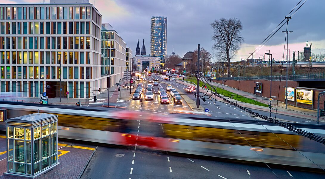 Eine Verkehrskreuzung in Köln.