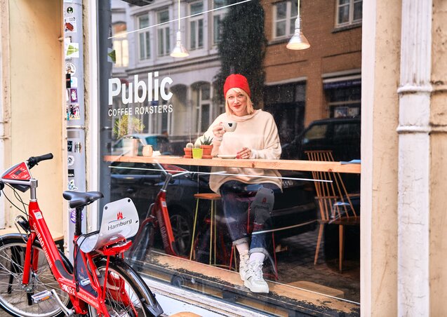 In der Stadt mobil sein mit den flexiblen Mobilitätslösungen von Deutsche Bahn Connect.