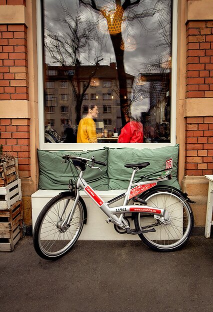 Mit dem Call a Bike ins Café. Mit dem Call a Bike ins Café.