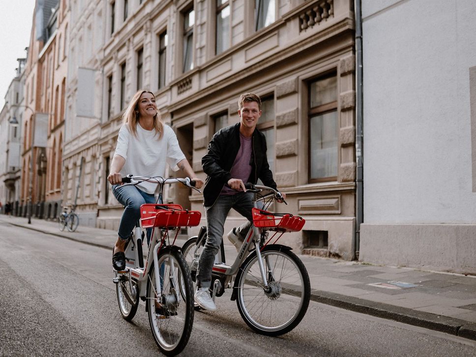 Frau und Mann auf Leihrädern von Call a Bike.