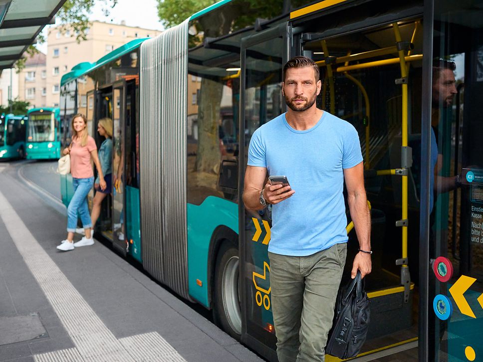 Personen mit öffentlichen Verkehrsmitteln.