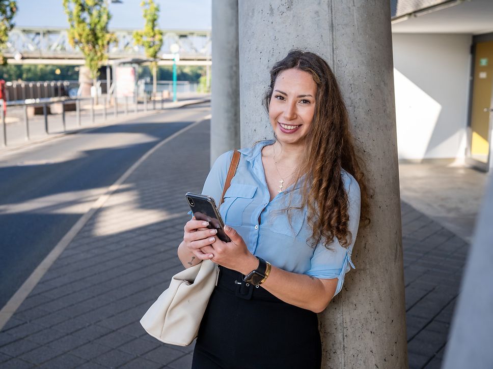 Frau nutzt Bonvoyo-App.