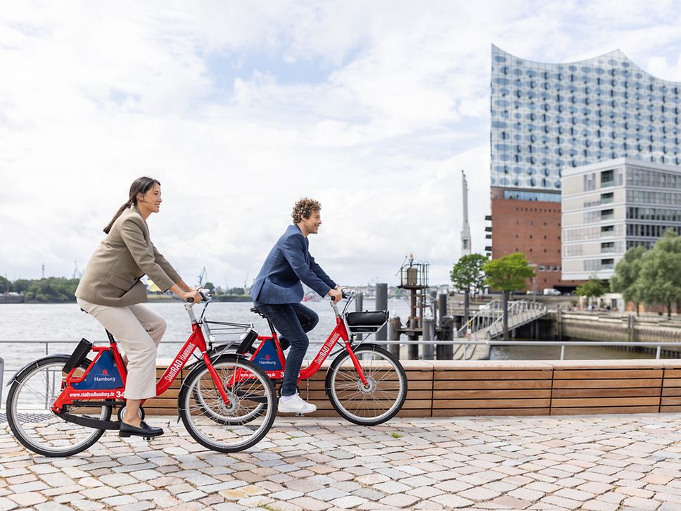 Zwei Personen fahren in Hamburg StadtRAD.
