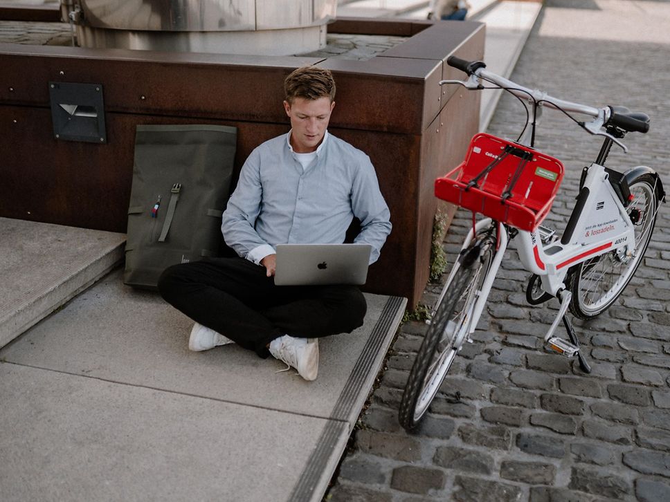 Mann mit einem Laptop.