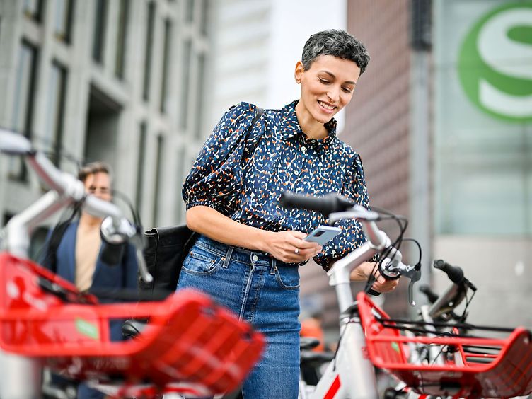 Frau mit Call a Bike-App.