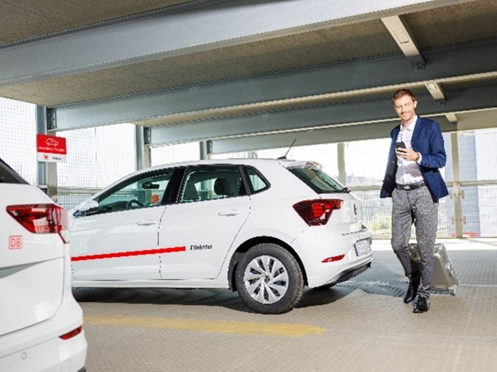 Mann in einem Parkhaus.