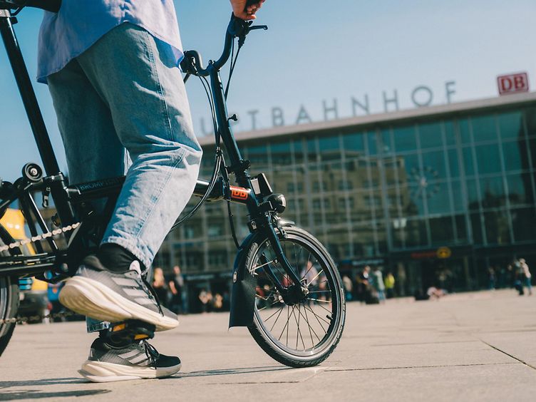 Brompton Faltrad vor Kölner Hauptbahnhof.